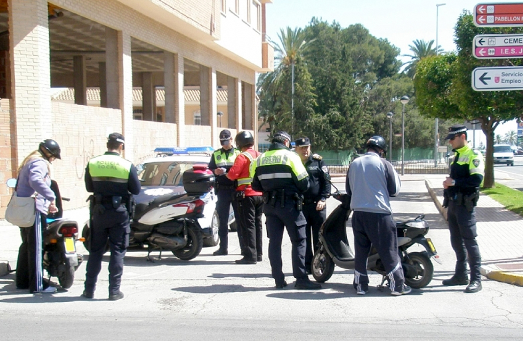El ruido y las emisiones de los tubos de escape de ciclomotores y motocicletas, en el foco de la Policía Local